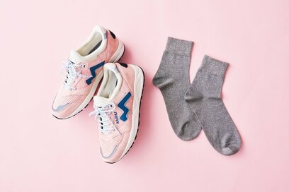 淡色スニーカー×ラメ靴下で「春コーデ」3つ。ベージュやピンクで上品さを演出