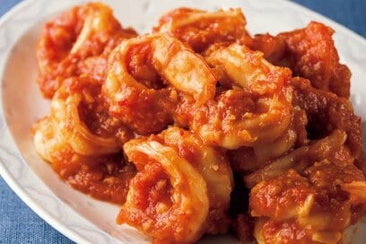 人気料理家が繰り返しつくる絶品「トマトソース」。うまみが段違いのエビチリが完成
