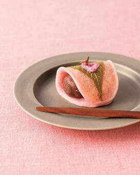 やっぱり春は桜もち。テンションが上がるピンク色スイーツ
