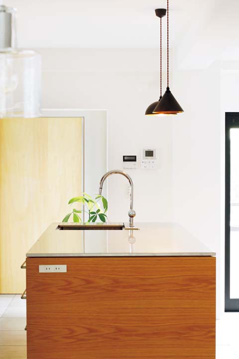 FUTAGAMIのペンダントライトが下がる、キッチンのアイランドカウンター