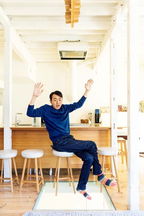 強化ガラスを使ったガラス床に驚く田中さん