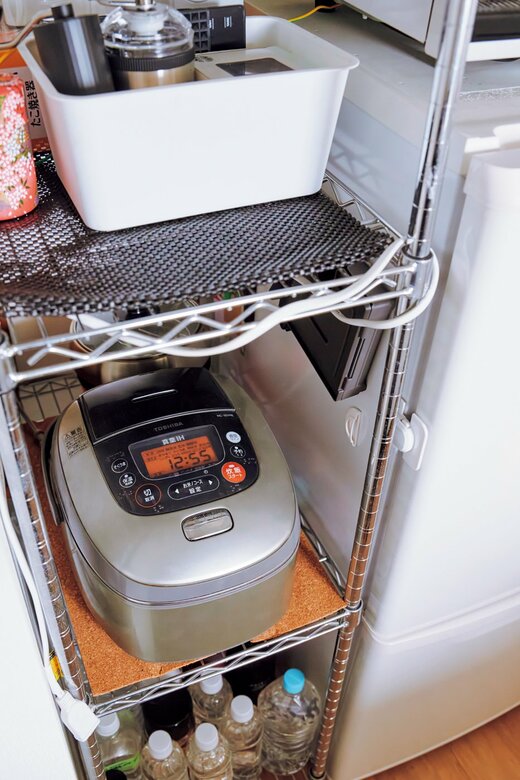 地震対策で下にコルクシートを敷いた炊飯器