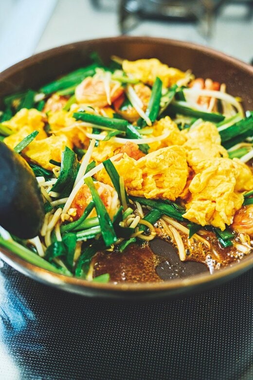 エビと野菜の中華炒めをつくっている様子