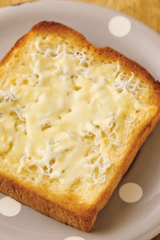 皿の上のしらすチーズトースト
