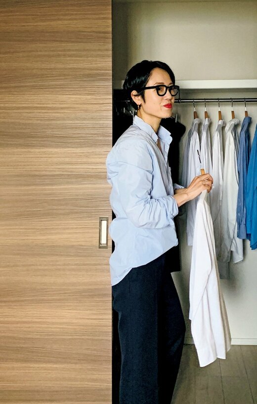 衣類をハンガーにかける女性