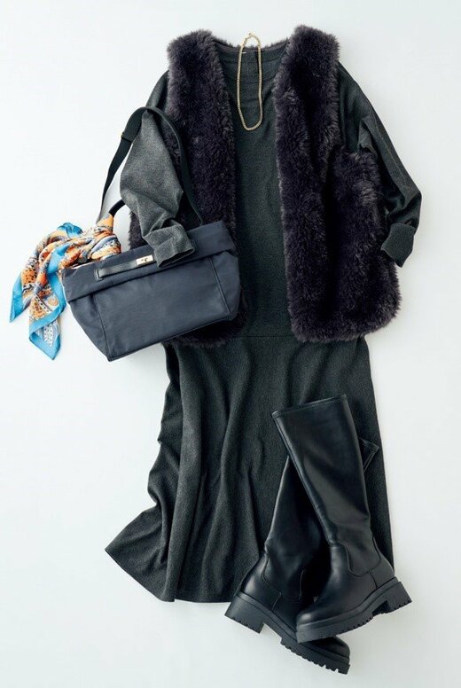 黒いワンピースにベストを合わせたコーディネート