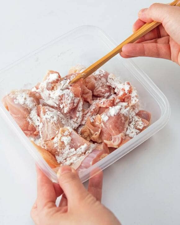ひと口大に切った鶏肉に片栗粉をまぶした様子