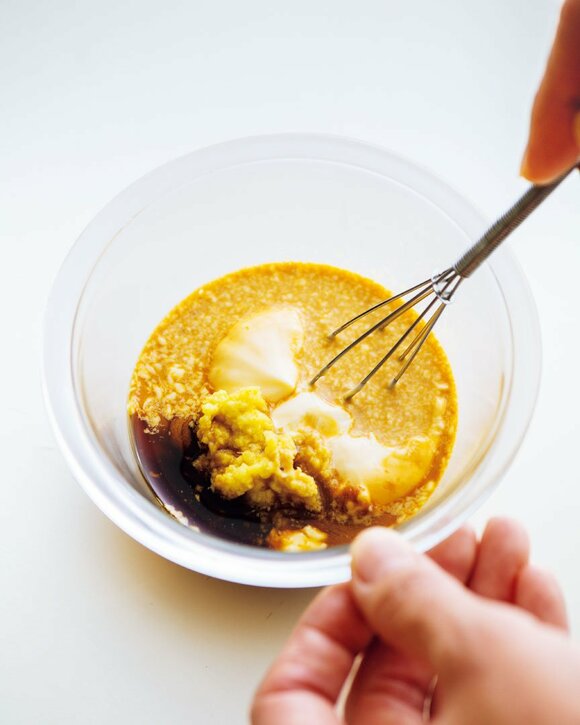 調味料を混ぜる様子