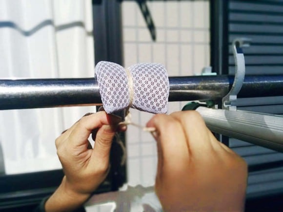 物干しザオにスポンジを固定すればすぐ干せる