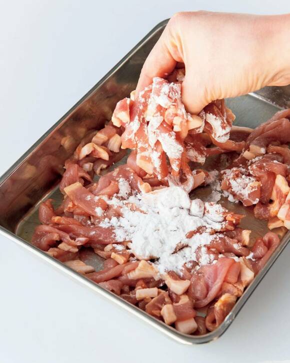 豚肉に片栗粉をまぶす
