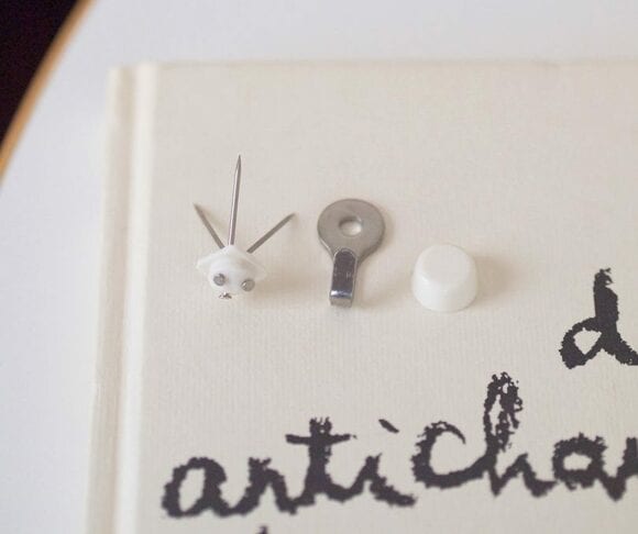 石膏ボード用のフックは、数百円でホームセンターなどで買えます。