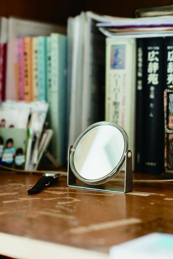 デスクに鏡