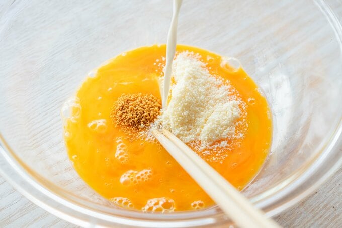 ボウルにとき卵