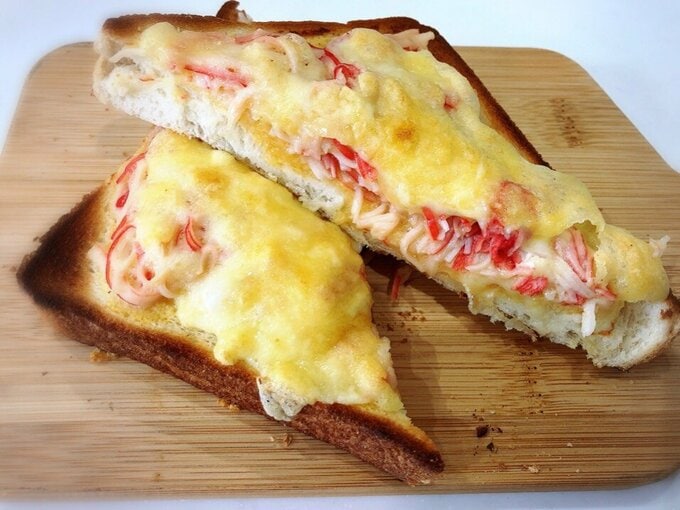 半分に切ったカニカマトースト