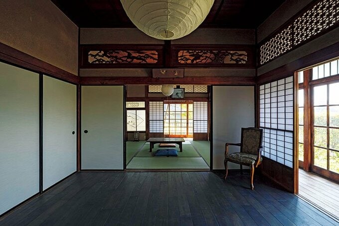 玄関側の部屋から二間続きの空間を見通したところ