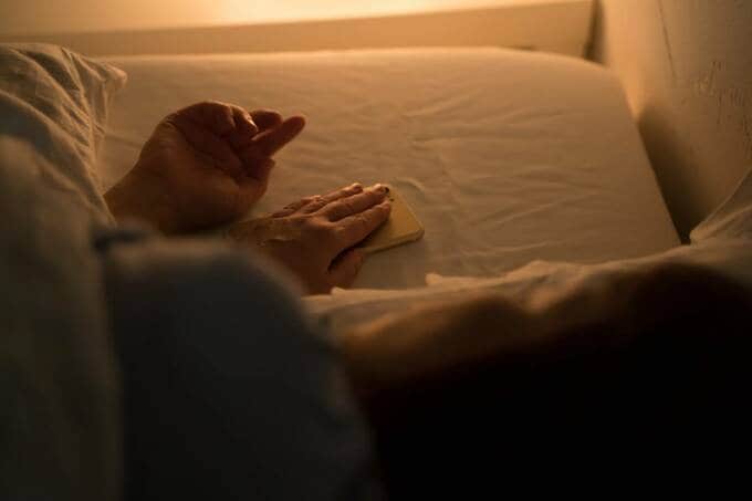 ベッドにスマホ