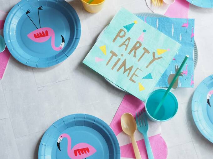 フラミンゴ柄のペーパー皿が水色