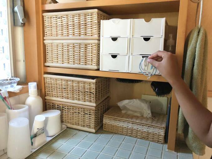 鍵フックのヘアゴムをとる様子