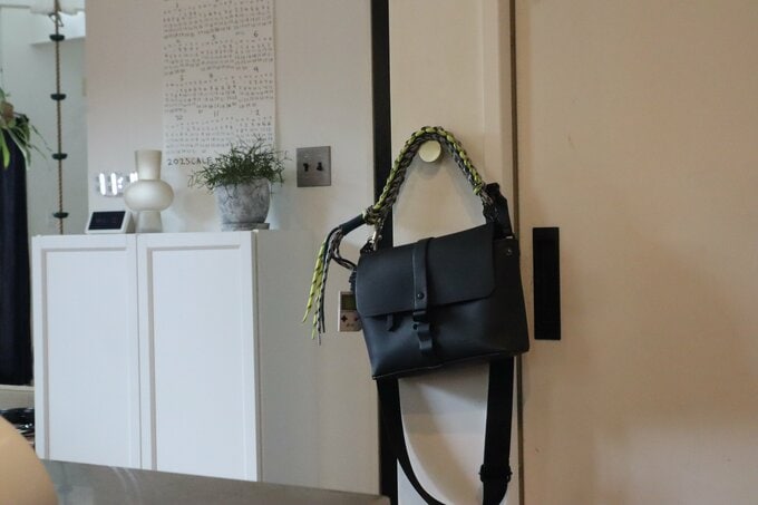 フックにバッグがかかっている