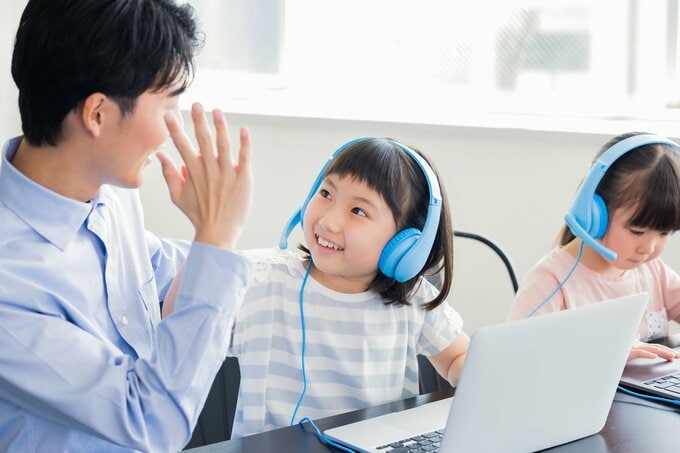 習い事をする小学生