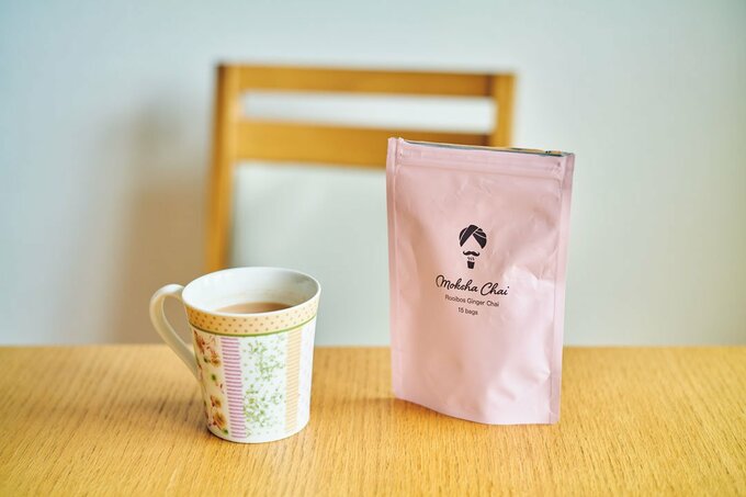 テーブルにマグカップ