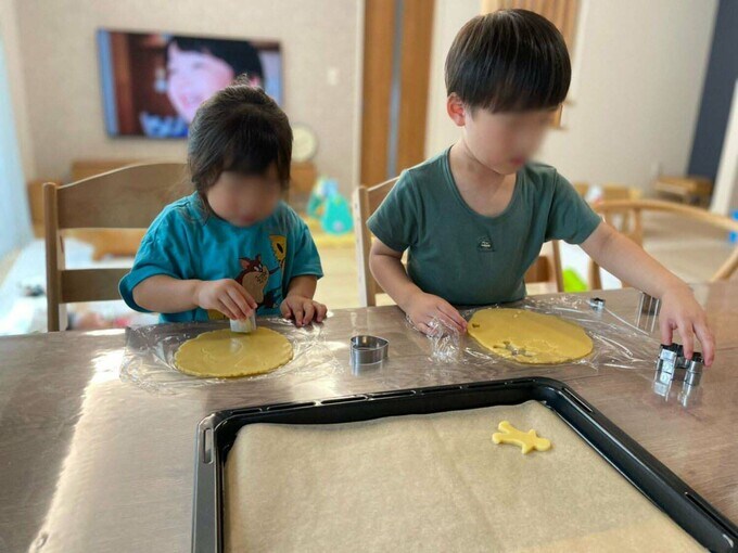 ダイニングテーブルでお菓子づくり