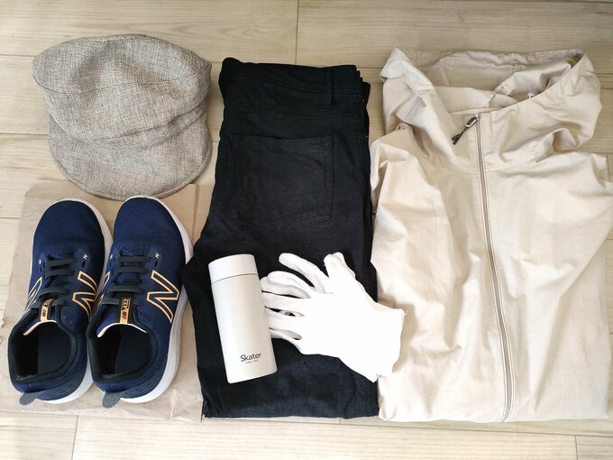 ウォーキングに行くときの服、シューズ、帽子、水筒、手袋を準備しておきます