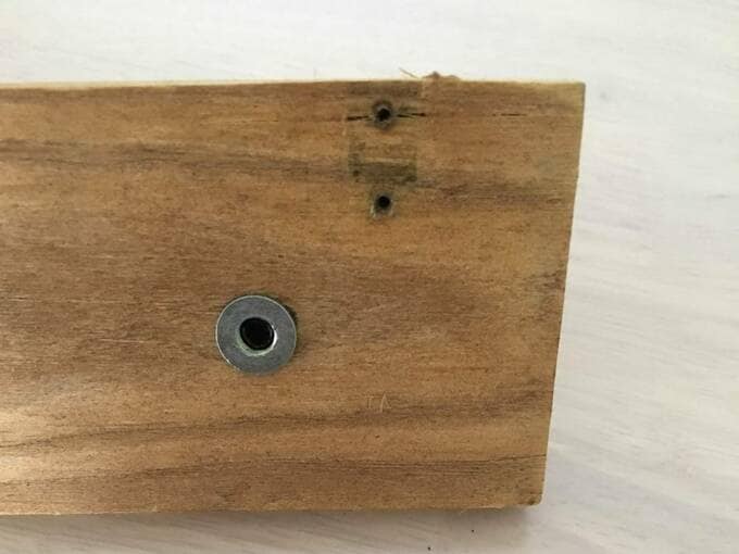 金具をなくしたウォールフック裏