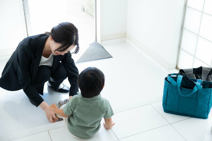 子どもを抱く女性