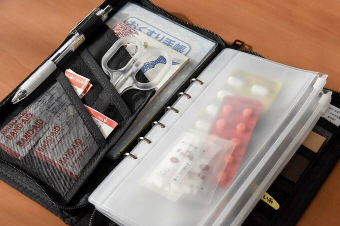 パスポートケースにばんそうこうなど