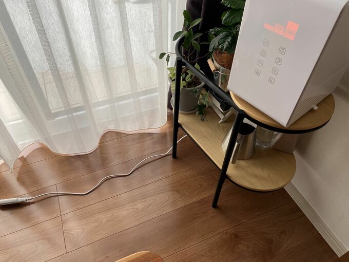 少し窓から離して置いている加湿器