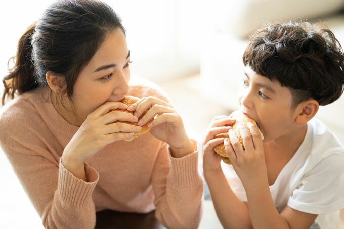 ハンバーガーを食べる親子
