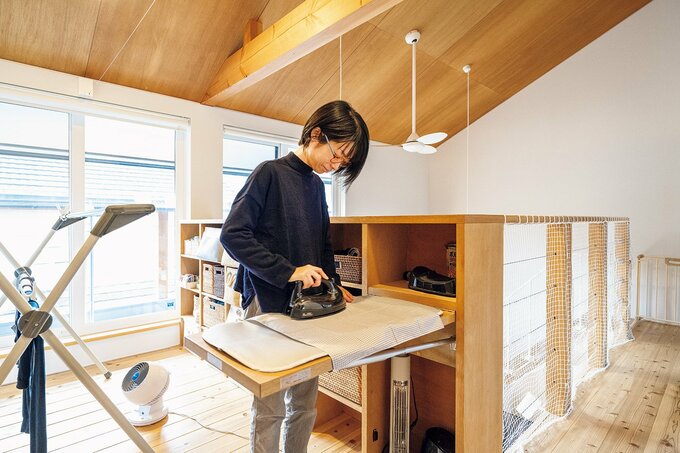 アイロン台は収納カウンターに収めた跳ね出し式