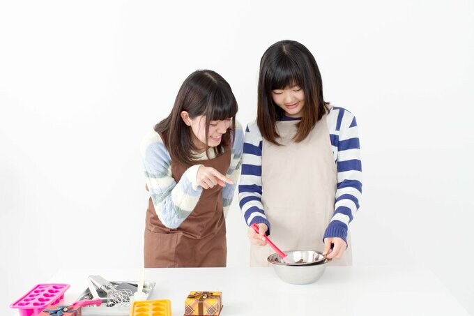 チョコレートをつくる女子2人