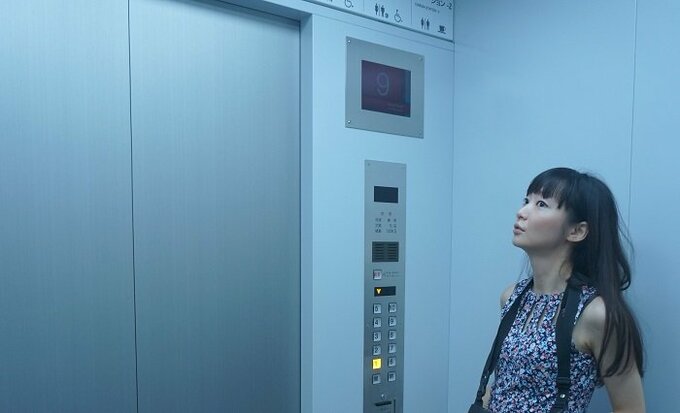 エレベーター内で地震が発生