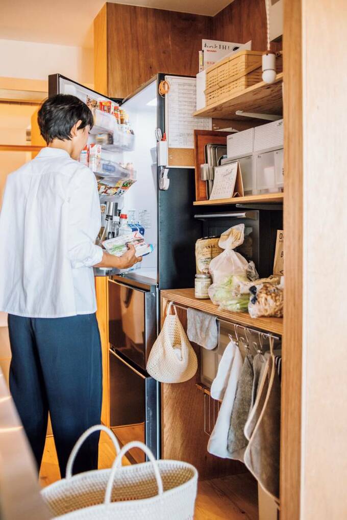 冷蔵庫にしまう様子