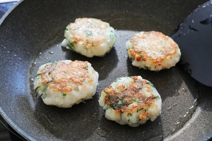 レンコンもちを焼く