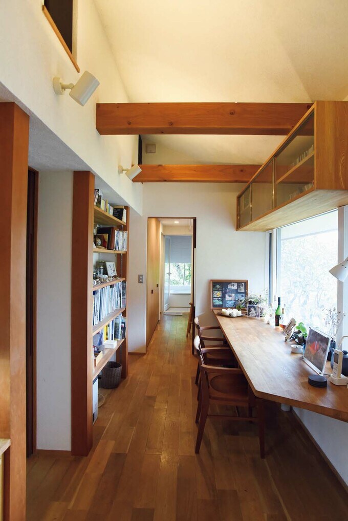 カウンターと本棚を造りつけた多目的スペース