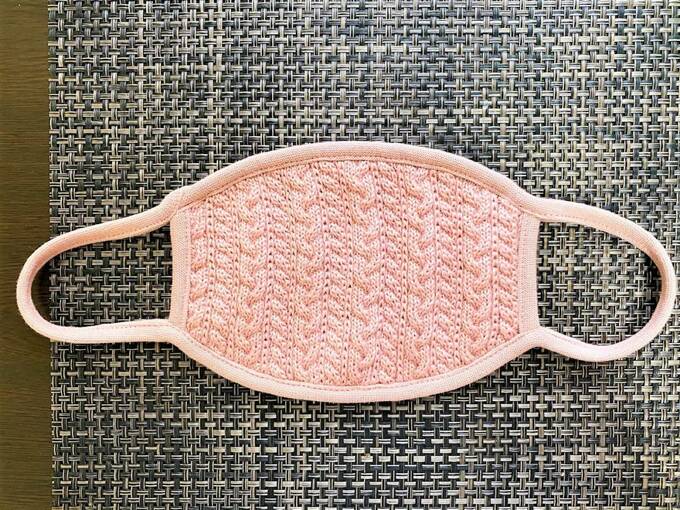 ピンクのニットマスク