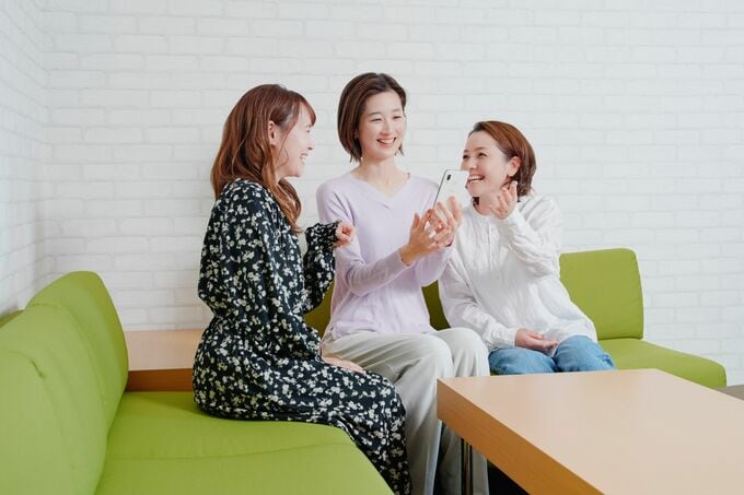 スマホを見る女性たち