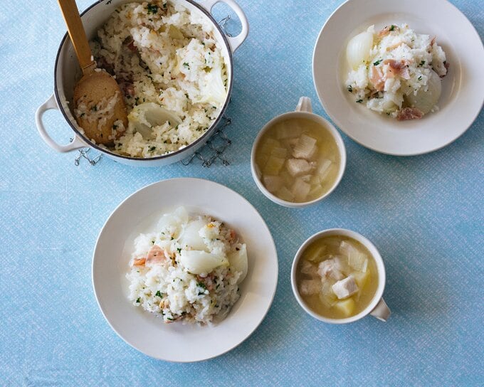 新タマネギと生ハムの炊き込みごはんと鶏肉とジャガイモのネギレモンスープ