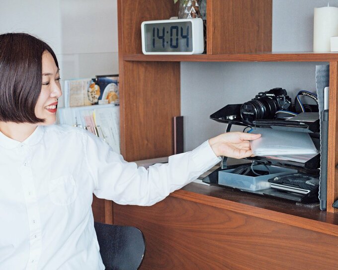 ファイルを引き出しから取り出す女性
