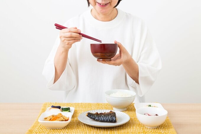 食事をする女性