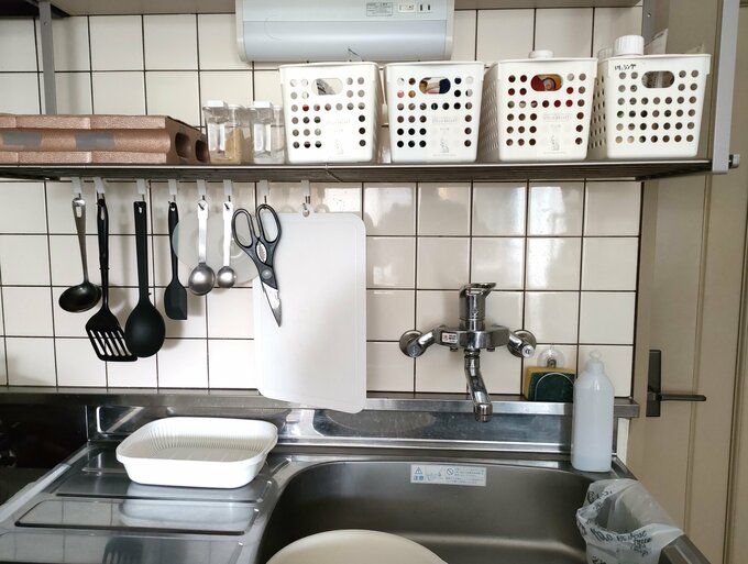 現在のキッチン。狭くて収納スペースも足りず工夫しています