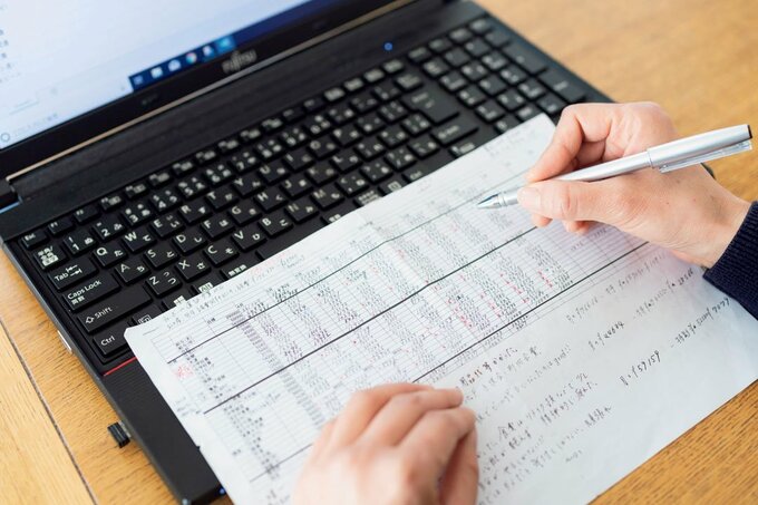 エクセルで作成した家計簿をチェックする様子