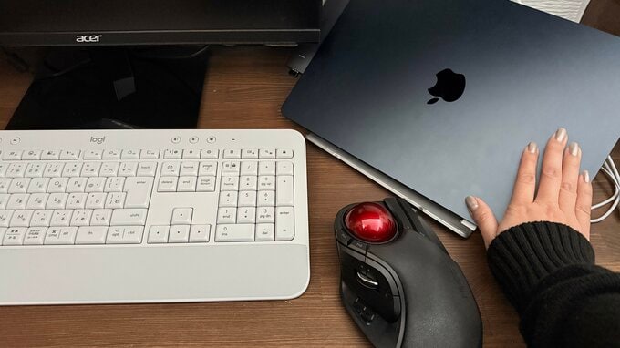 マックブックを触っている様子