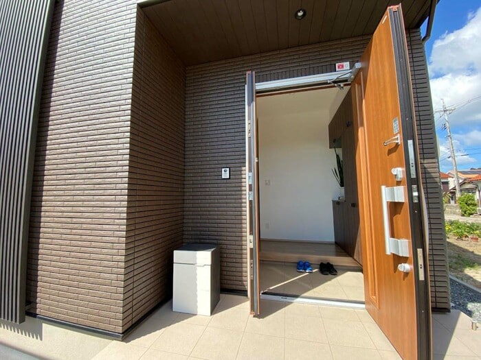 3年間使うことなし、新居の玄関を親子ドアにして後悔。掃除の手間が 