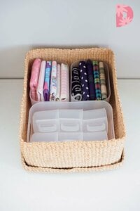 子どもの給食用品をフタつきカゴにまとめて