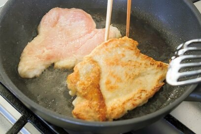 節約の味方・鶏胸肉を「絶品おかず」にするコツ5つ。パサつかない秘訣は「粉でコーティング」すること