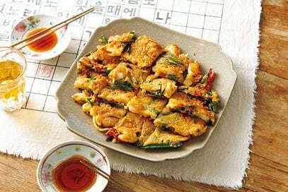 コウケンテツさんの「海鮮チヂミ」レシピ。混ぜて焼くだけで簡単